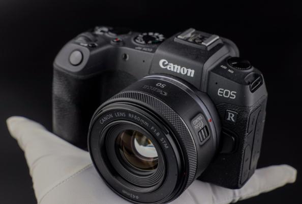 Co powiesz na Canon RF50mm F1.8? Czy warto kupować?